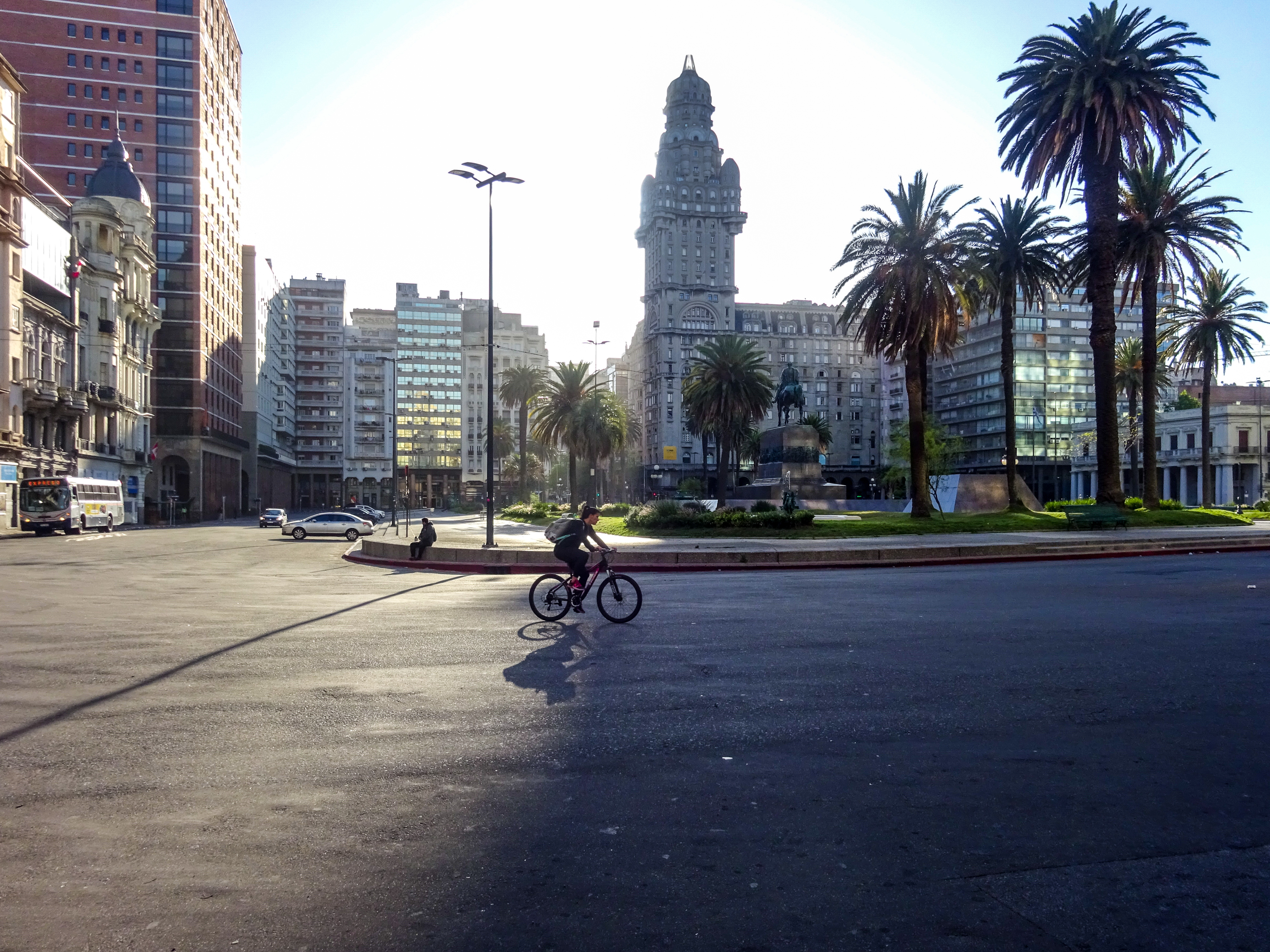Plaza_Independiencia_y_Palacio_Salvo.jpg