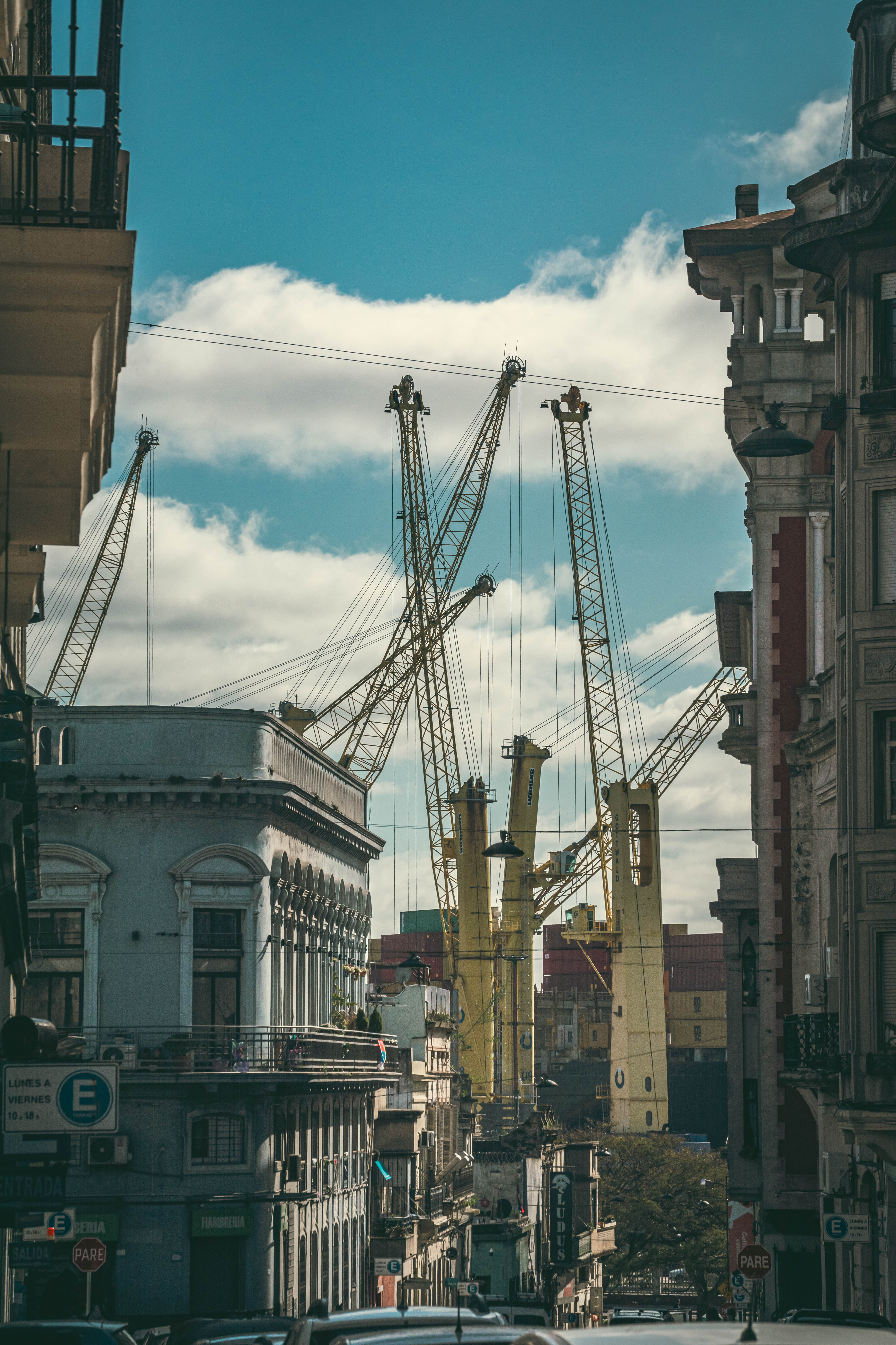 con vista al puerto.jpg