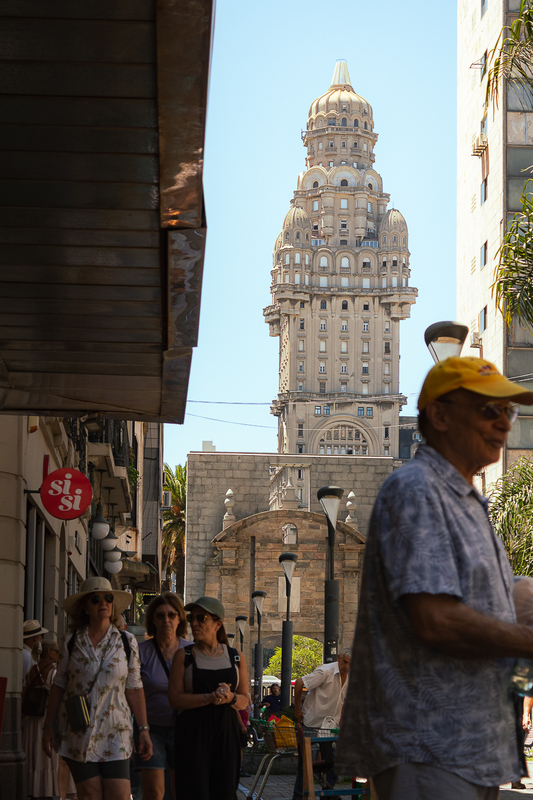 Paseo en Ciudad Vieja.jpg