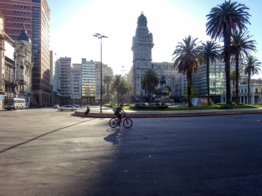 Plaza_Independiencia_y_Palacio_Salvo.jpg