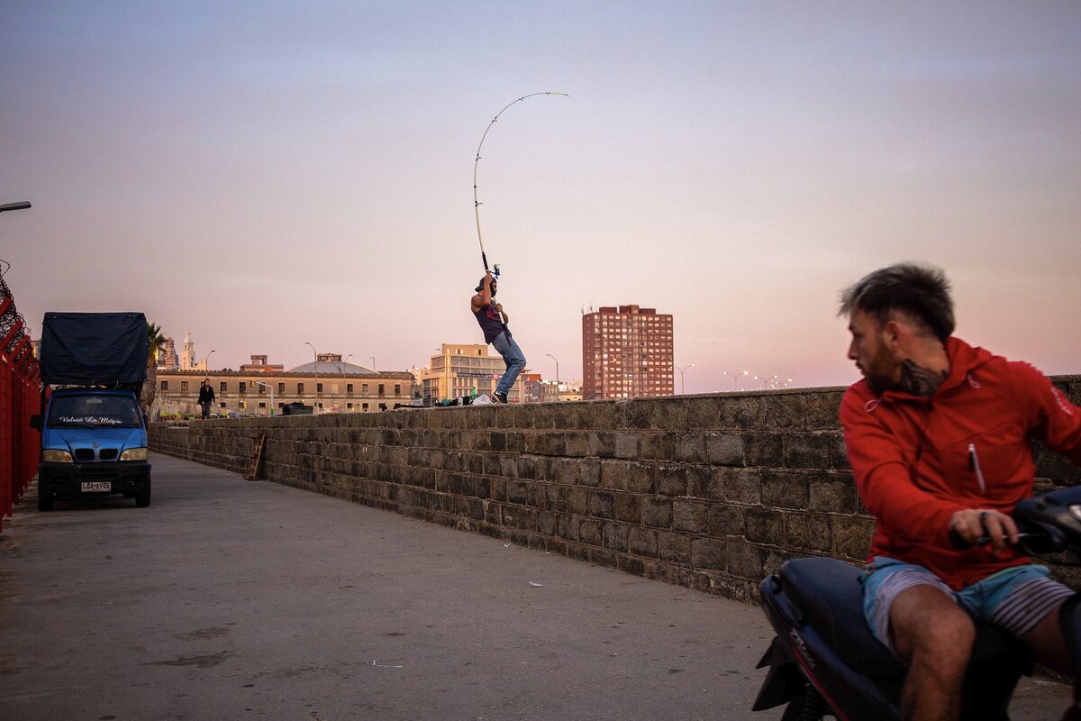 Pesca en la Escollera Sarandí.jpg
