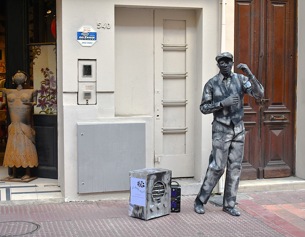 BAILAS (Peatonal Sarandi).JPG