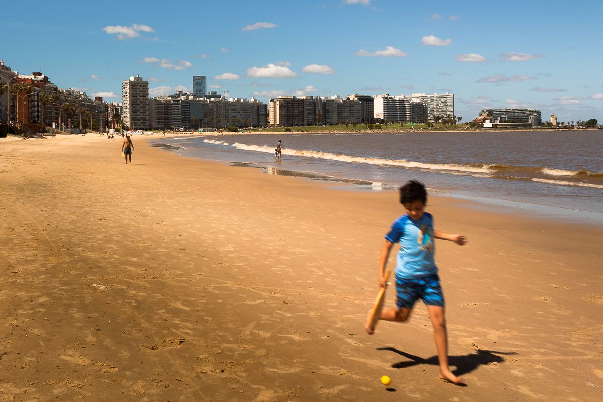 Padre e Hijo Jugando, Playa de Pocitos.jpg
